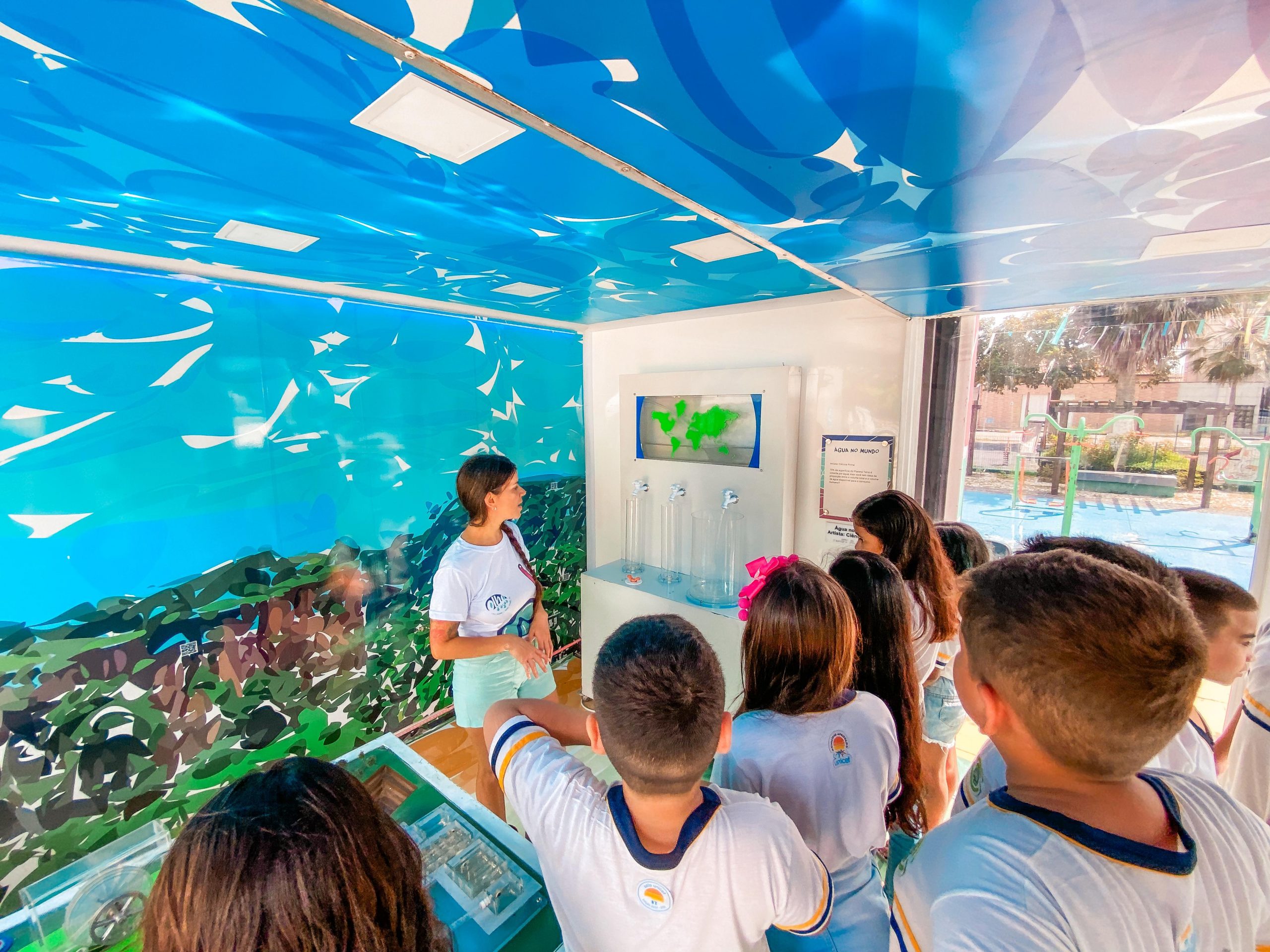 Alunos de Horizonte visitam exposição interativa sobre importância da água e meio ambiente